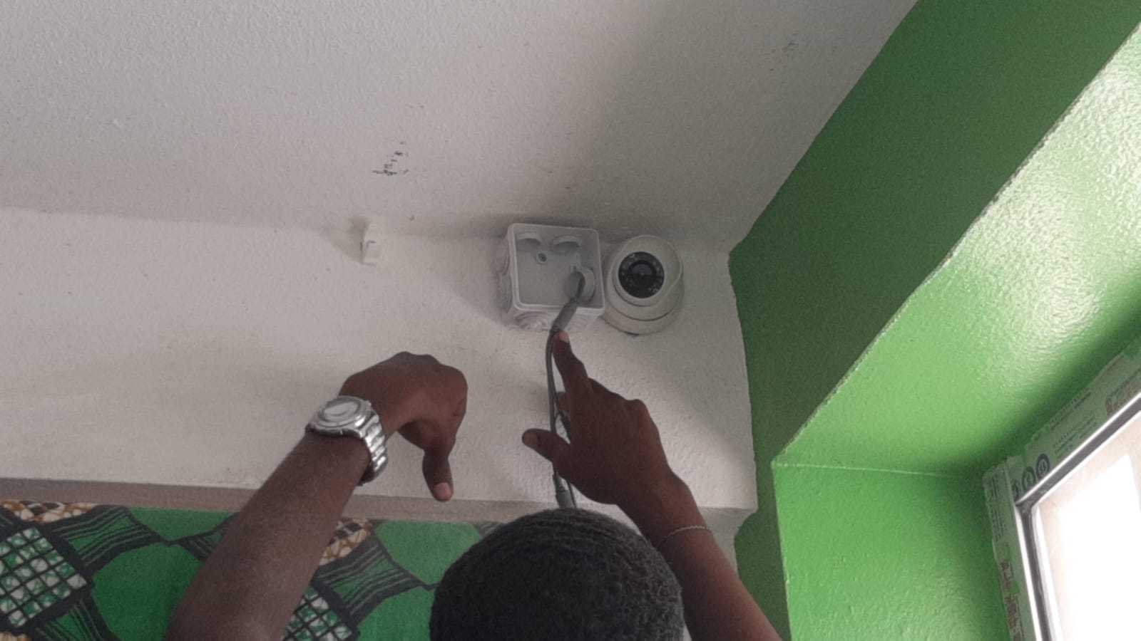 Instalação de Câmera Dome no Tecto — Detalhe Técnico